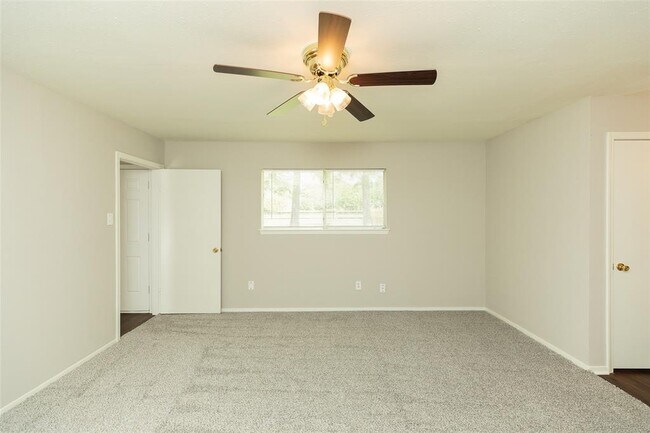 Building Photo - 2555 Halstead Dr