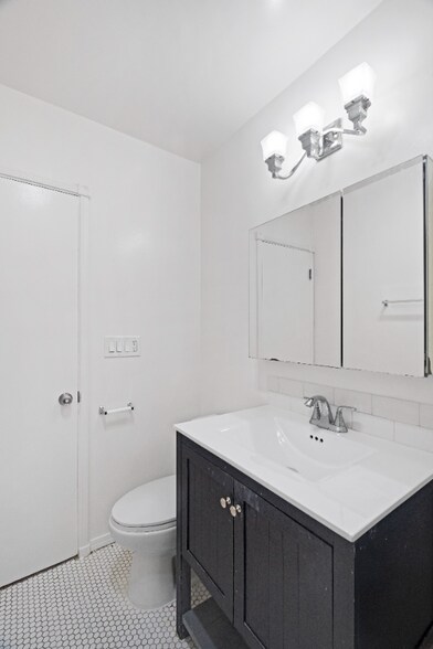 Building Photo - 2001 Beachwood Dr