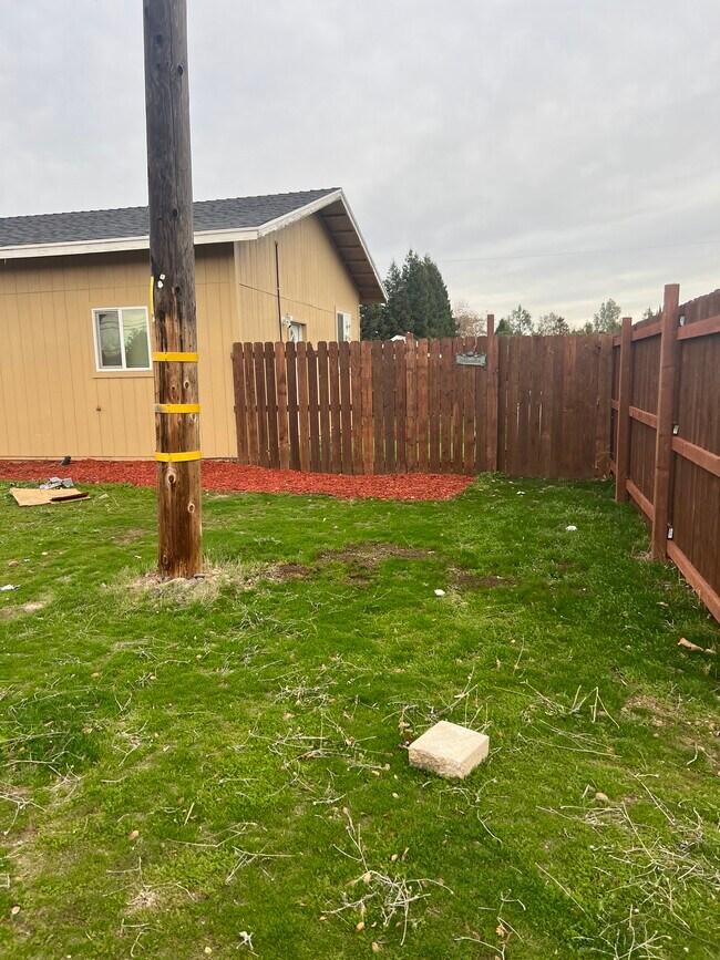 Large front yard - 9024 CA-99