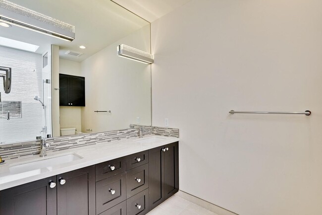Building Photo - Beautiful and spacious 3 bedroom 2.5 bath ...