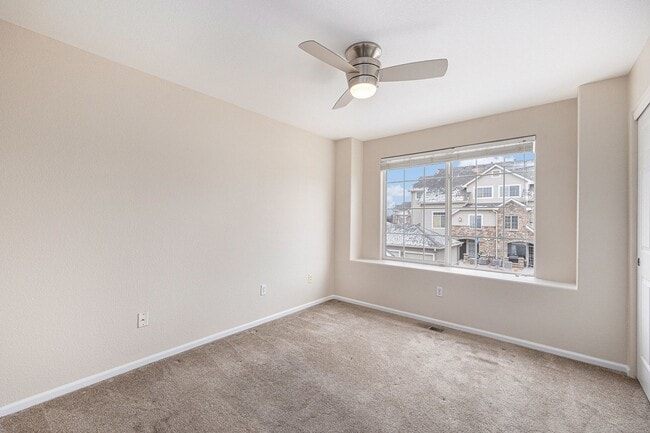 Building Photo - Bright & Spacious End-Unit Townhome with High Ceilings, Fireplace and over 1500 sqft of Living Sp...