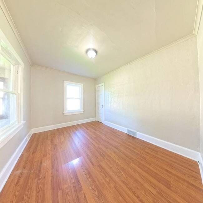 Building Photo - 2 Bedroom 2 Bathroom Home Available