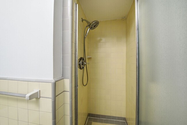 Building Photo - 347 Staples Ave