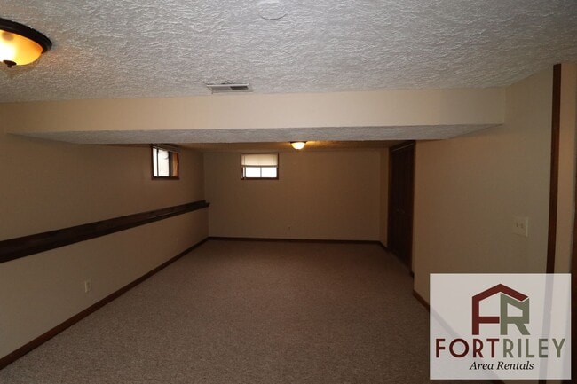 Building Photo - 519 Maple St