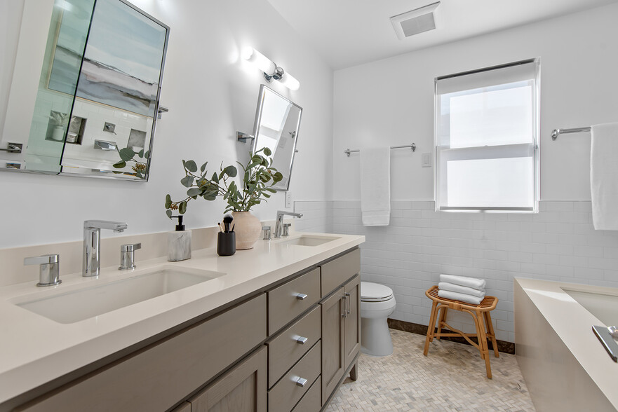 Downstairs Bath - 846 Warren Ave