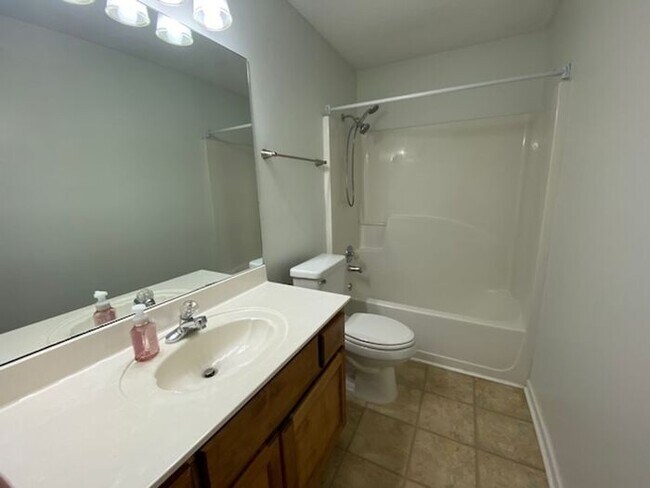 Building Photo - Fenced Yard!