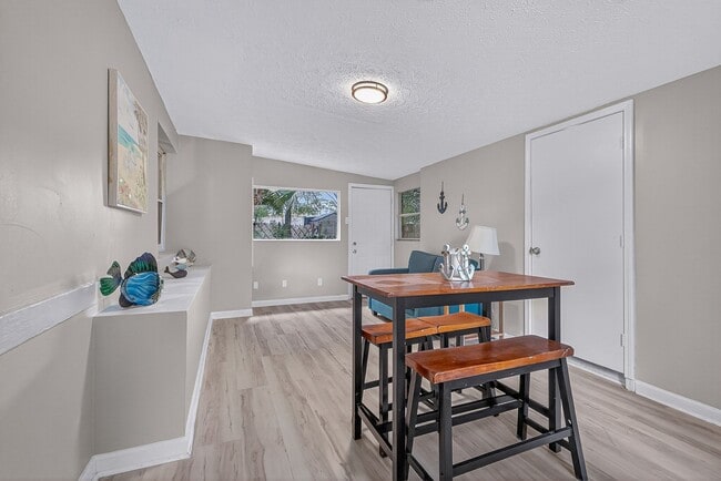 Building Photo - 901 S Madison Dr