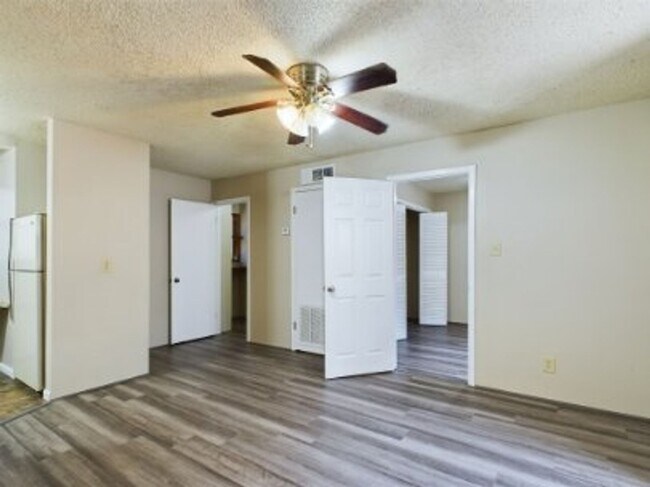 Building Photo - 321 W Park St