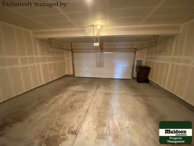 Building Photo - Nice townhome perfect for entertaining! Av...