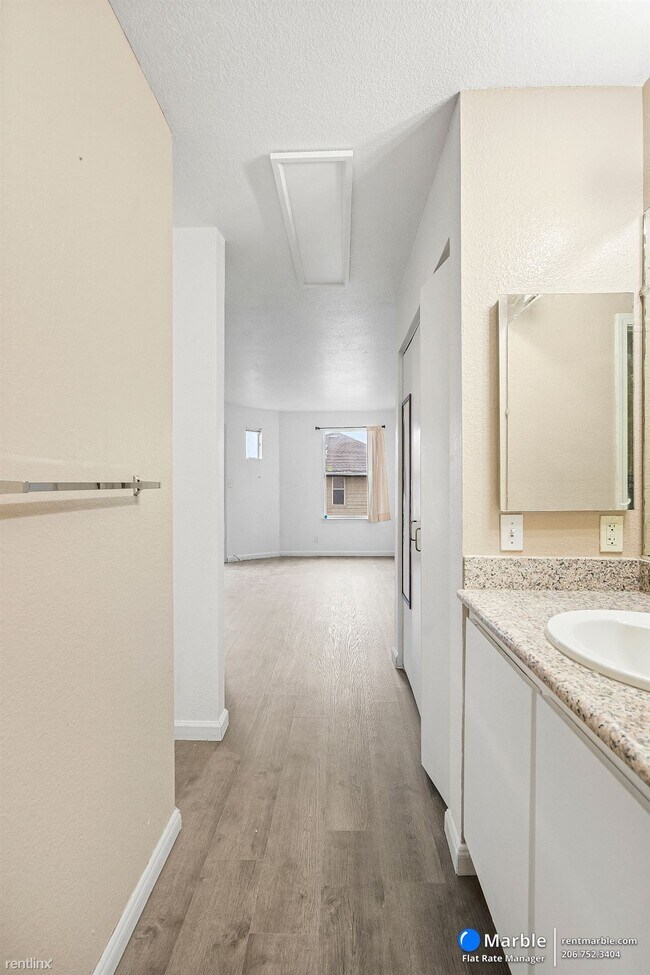 Building Photo - 3 br, 2 bath Condo - 17 Kiska Rd