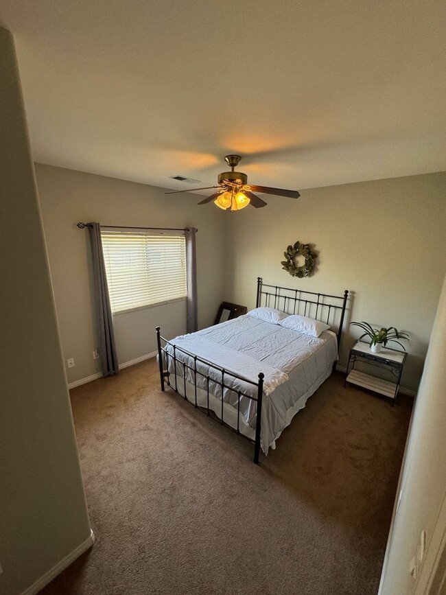 Building Photo - Beautiful single-family home with 6 Bedroo...