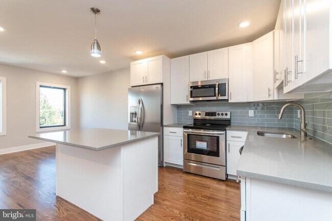 Building Photo - 812 N Uber St