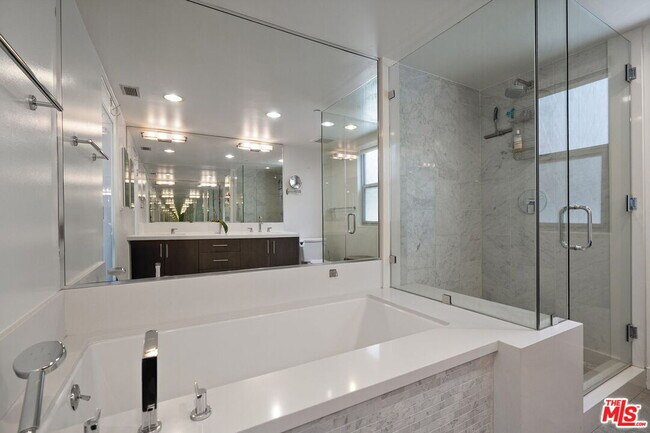 Building Photo - 11023 Fruitland Dr