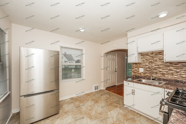 Building Photo - 944 E 220th St