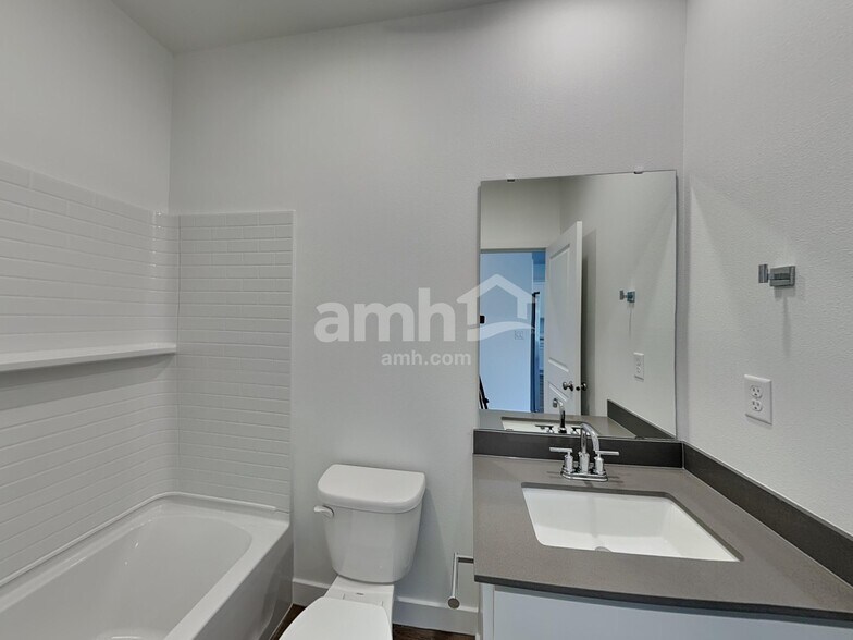 Building Photo - 4847 85th Dr NE