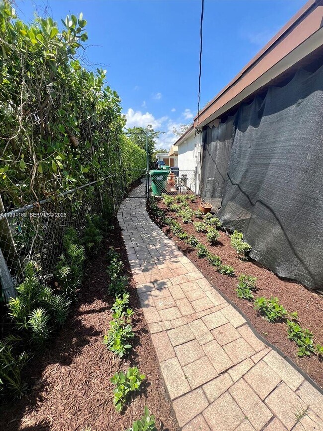 Building Photo - 5970 SW 46th St