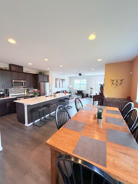 Building Photo - Hilltop Luxury Townhome with Stunning Valley Sunset Views
