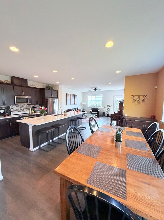 Building Photo - Hilltop Luxury Townhome with Stunning Valley Sunset Views