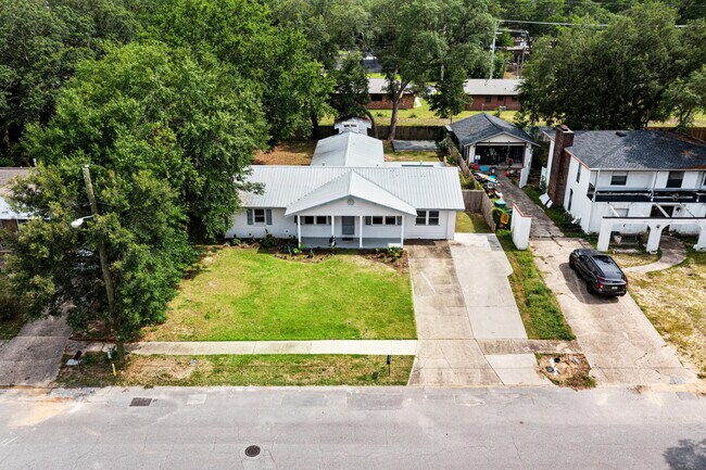 Building Photo - 122 Dyer St