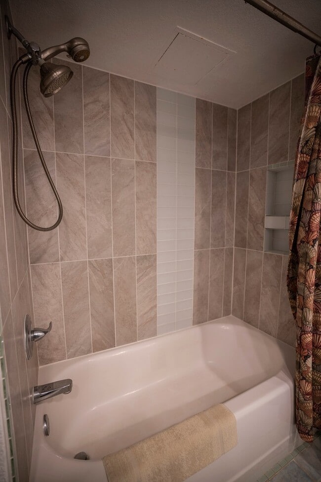 Building Photo - BEACH FRONT 2/2/1pkg, furnished condo on W...