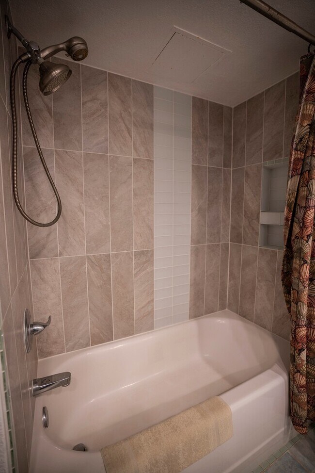 Building Photo - BEACH FRONT 2/2/1pkg, furnished condo on Waialua's O'ahu's North Shore