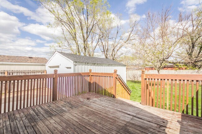 Building Photo - Spacious 2 bedroom 1 bath home