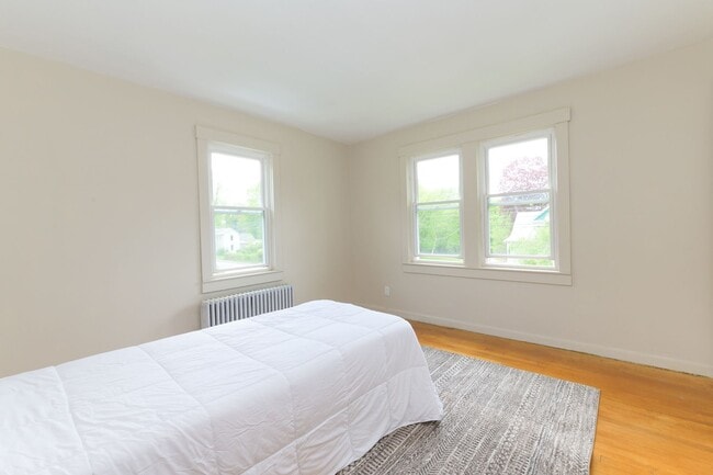 Building Photo - 4 Bedroom Colonial Home in Williamstown