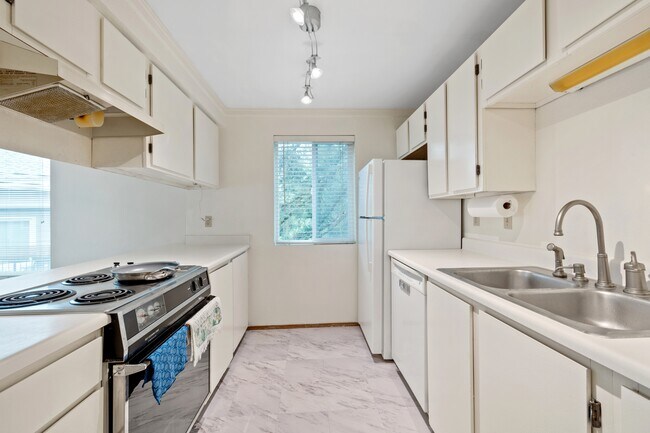 Building Photo - 19851 25th Ave NE