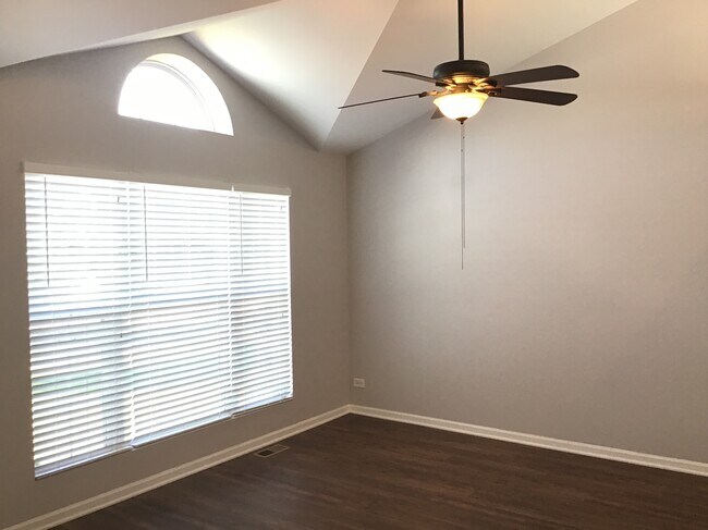 Building Photo - 1559 Parkside Dr