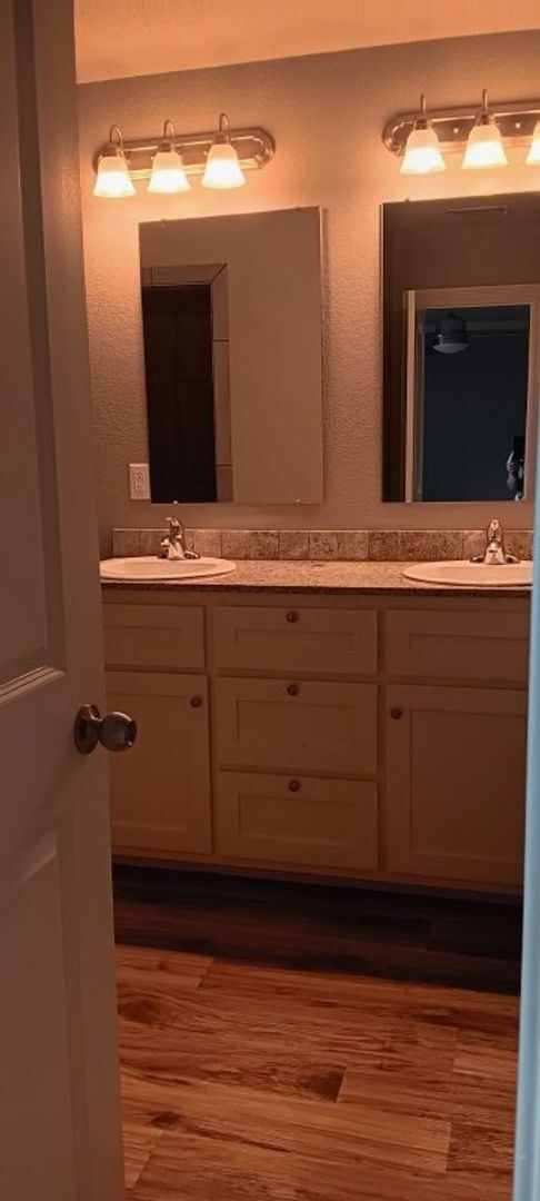 Building Photo - 3 bedroom/2 bathroom townhouse