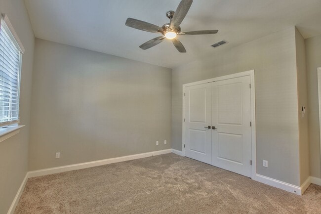 Building Photo - Unbelievable 3 Bedroom 3 Bathroom Upscale Town Home