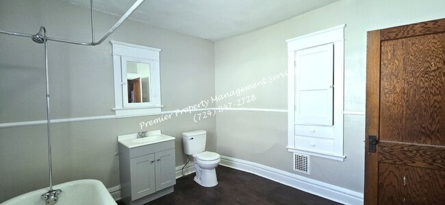 Building Photo - 922 Winslow Ave