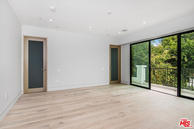 Building Photo - 245 S La Peer Dr