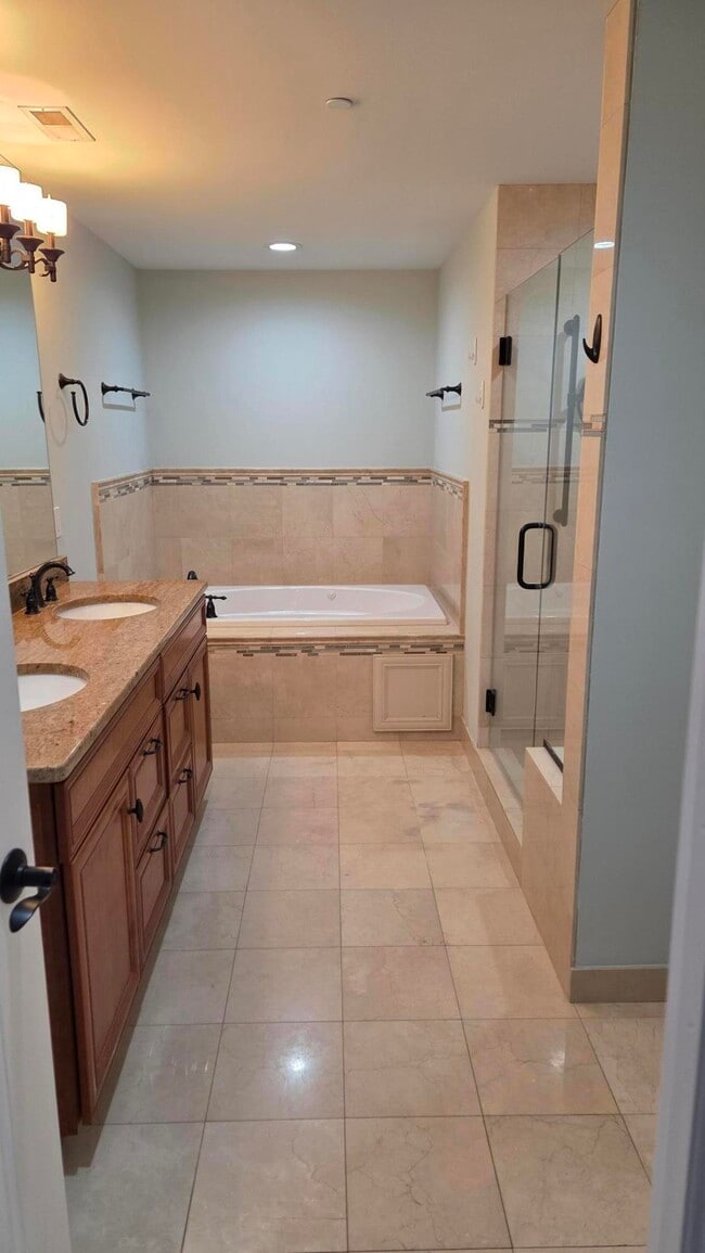 Building Photo - 934 W Huron St