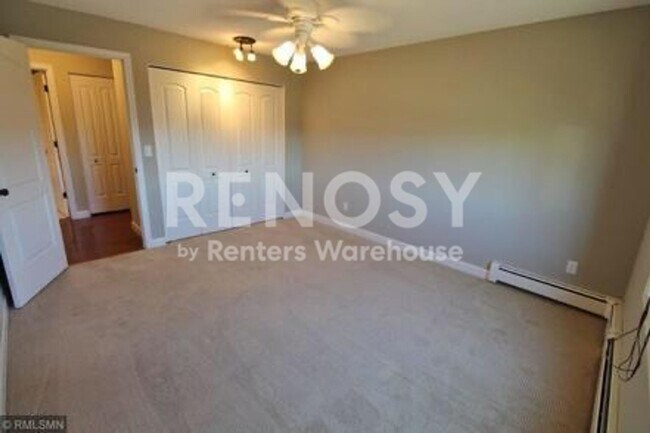 Building Photo - Very Nice 2BD/2BA Condo In Roseville!!!