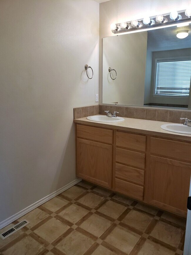 Building Photo - Great Location! 4 bedroom!