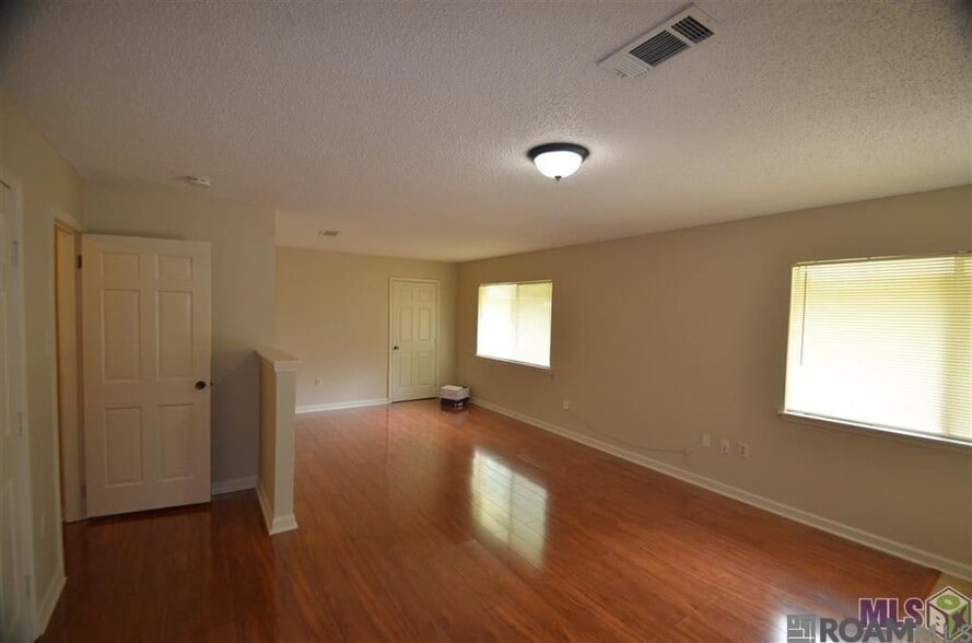 Building Photo - 5017 Parkoaks Dr