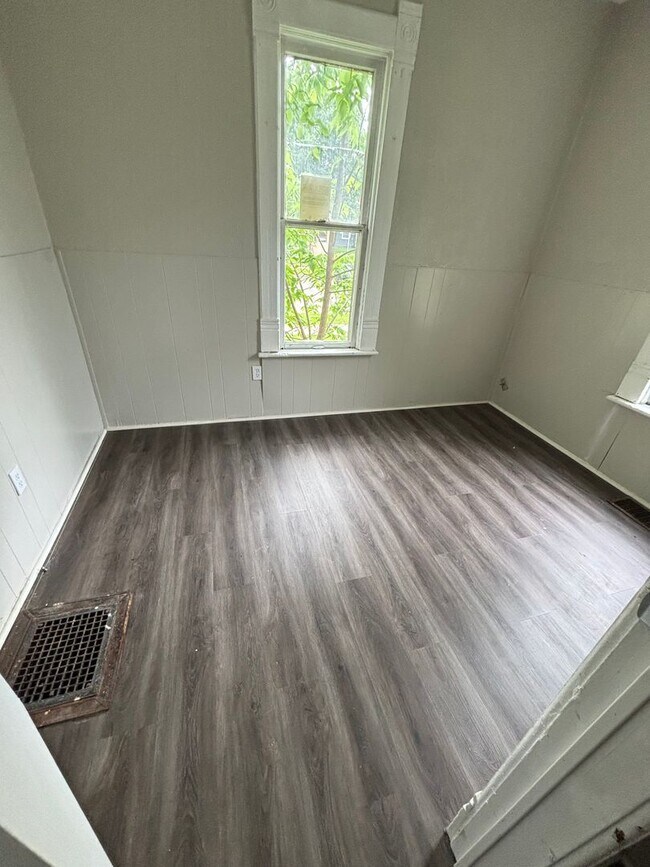 Building Photo - 514 S 5th St