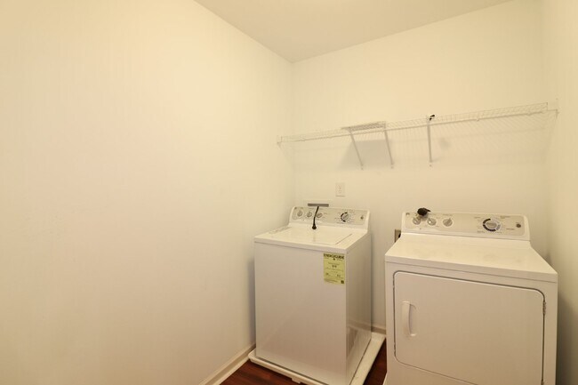 Building Photo - Spacious 4-Bedroom Home with Fireplace in Fayetteville, NC - A Must-See Rental Property!