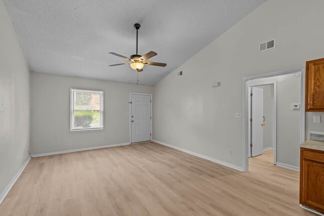 Building Photo - Newly renovated 2 bedroom 1 bathroom duplex