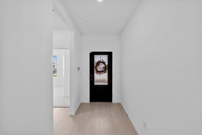 Building Photo - 807 Heaven Dr