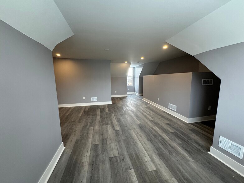 Building Photo - 3374 Webster Ave