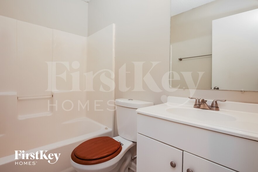 Building Photo - 2561 Realm St