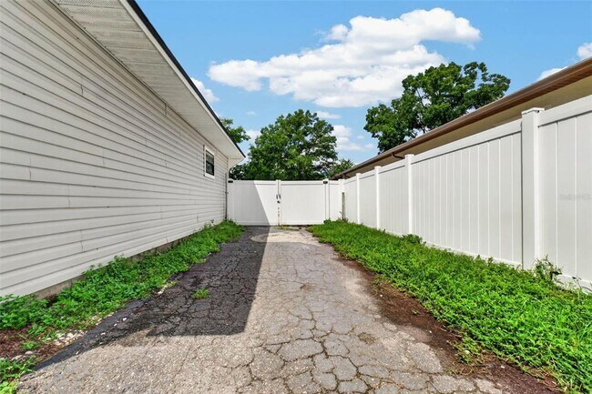 Building Photo - 8114 N Edison Ave