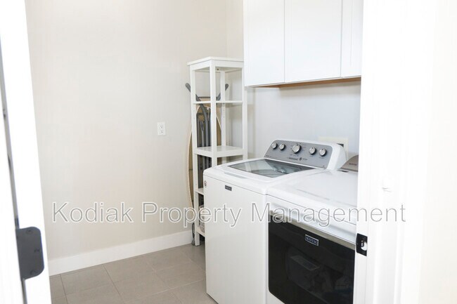 Building Photo - 1364 Petunia Ct