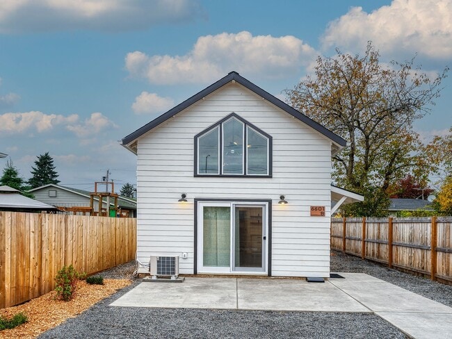 Building Photo - 2Bed 2Bath Home with Washer/Dryer!