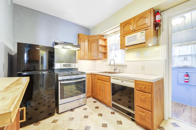 Building Photo - 54 Highland Ave