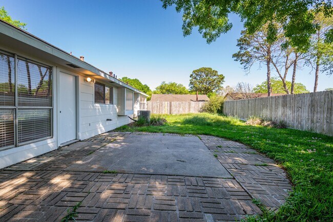 Building Photo - 412 Meadowpoint Dr