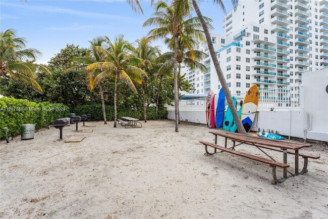 Building Photo - 5005 Collins Ave
