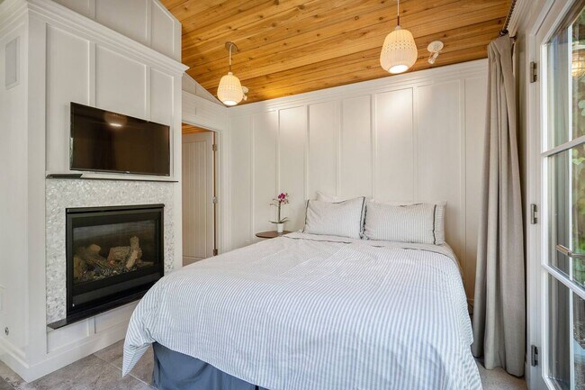 Building Photo - High end, fully furnished (or unfurnished) pair of cottages in Downtown Mill Valley! PROGRESSIVE